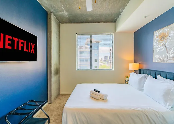 2br Near Dt With Balcony Gym Pool Parking Wd Phoenix