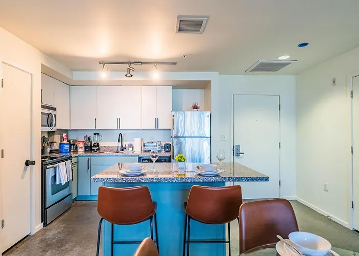 2br Near Dt With Balcony Gym Pool Parking Wd * Phoenix