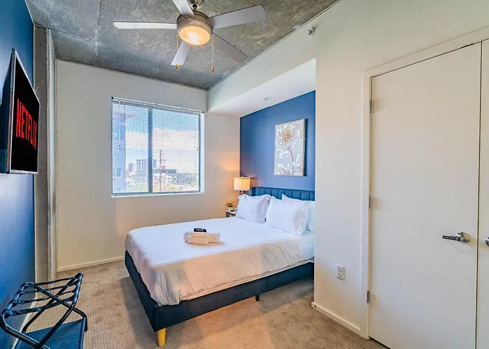 2br Near Dt With Balcony Gym Pool Parking Wd Apartment *