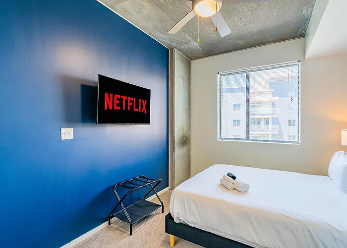 2br Near Dt With Balcony Gym Pool Parking Wd Apartment *