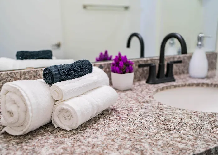Apartment 2br Near Dt With Balcony Gym Pool Parking Wd Phoenix