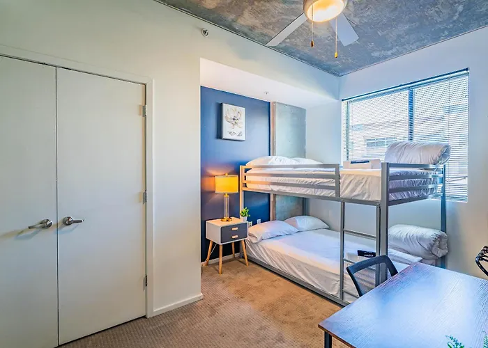 2br Near Dt With Balcony Gym Pool Parking Wd Apartment