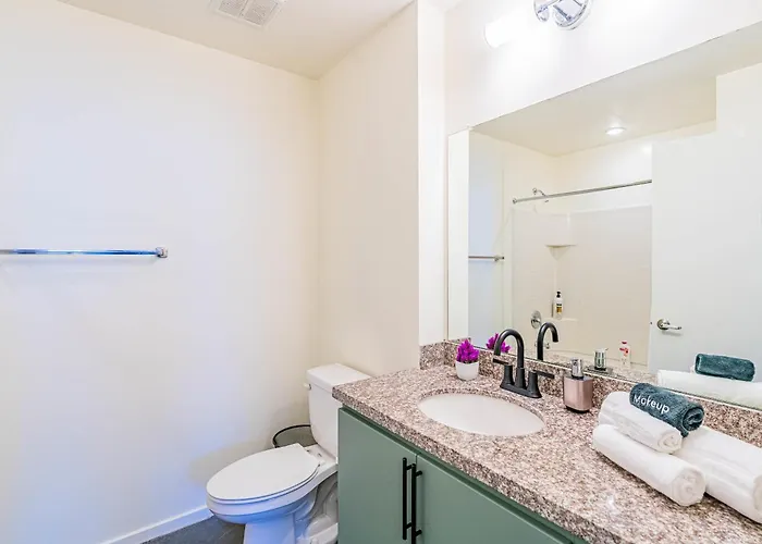 2br Near Dt With Balcony Gym Pool Parking Wd Phoenix