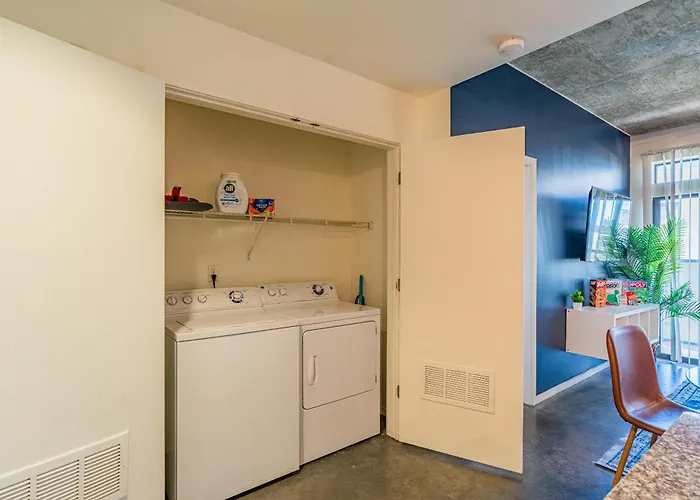2br Near Dt With Balcony Gym Pool Parking Wd