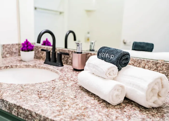 2br Near Dt With Balcony Gym Pool Parking Wd Phoenix