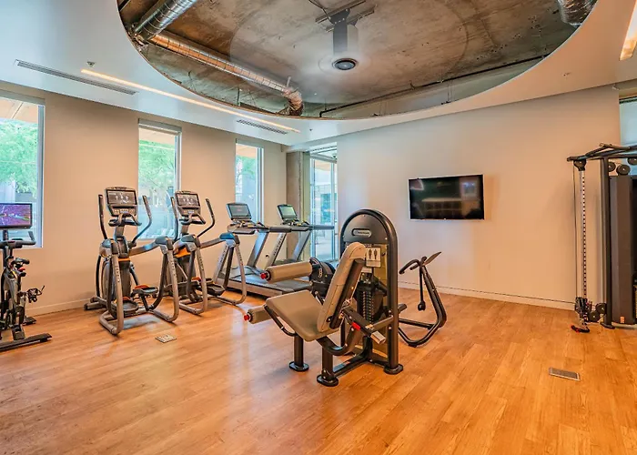 2br Near Dt With Balcony Gym Pool Parking Wd Apartment *